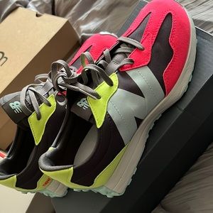 BRAND NEW . NEW BALANCE 327. KIDS SIZE 5